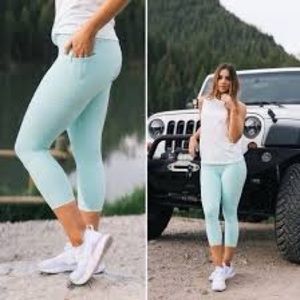 Zyia Zipper Pocket Light n Tight Hi-Rise Capri 20”